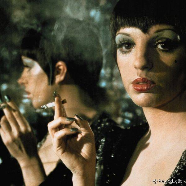 Cabaret, 1972 - O estilo que Liza Minnelli usava par dan?ar em um club noturno era cl?ssico e sexy, dividindo aten??es com a make de olho tamb?m pesada.